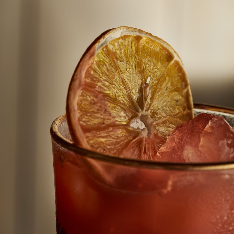 Bottiglie di vini poggiate su uno scaffale.