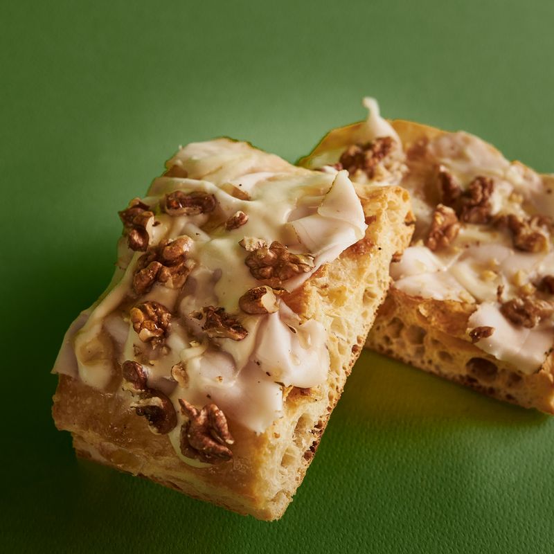 Bottiglie di vini poggiate su uno scaffale.