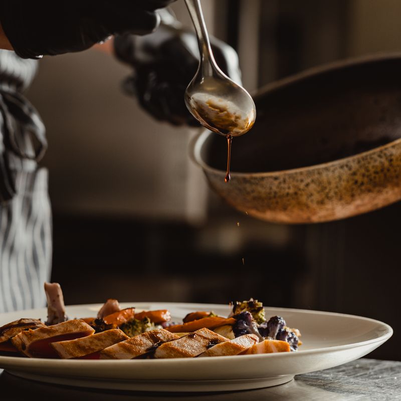 Bottiglie di vini poggiate su uno scaffale.