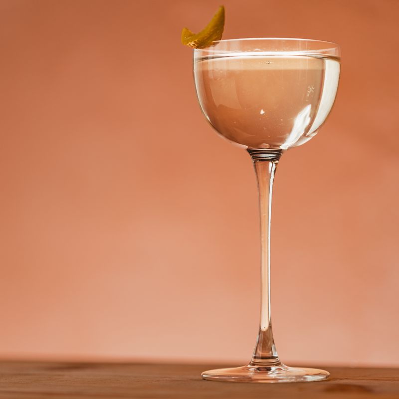 Bottiglie di vini poggiate su uno scaffale.