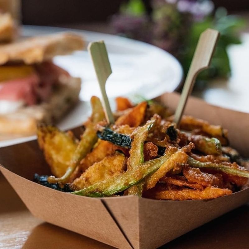 Bottiglie di vini poggiate su uno scaffale.